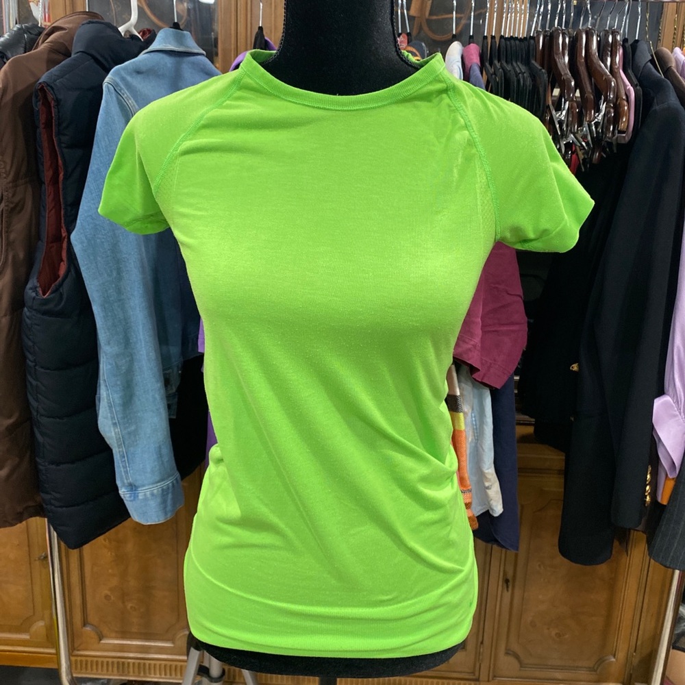 Nike FitDry Workout Athletic Shirt Neon Green Sz Small 🤸🏾‍♀️